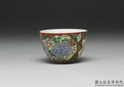 图片[2]-Cup with floral pattern in yangcai painted enamels on a red ground, Qing dynasty, Yongzheng reign (1723-1735)-China Archive